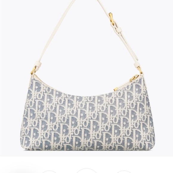 Dior Gray Iconic Shoulder Bag
30 Montaigne Cigale Mini Bag
Color crambreg - Picture 5 of 6